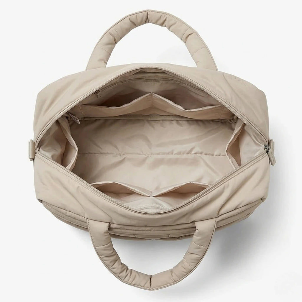 vue d'en haut de l'intérieur du grand sac à langer matelassé beige.