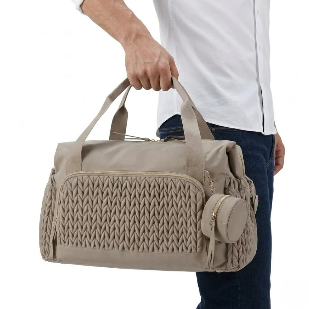 vue du grand sac à langer bébé tressé porté par un homme