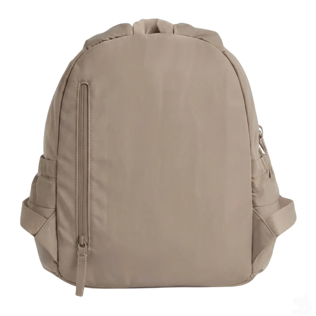 vue de dos du petit sac à langer bébé minimaliste marron