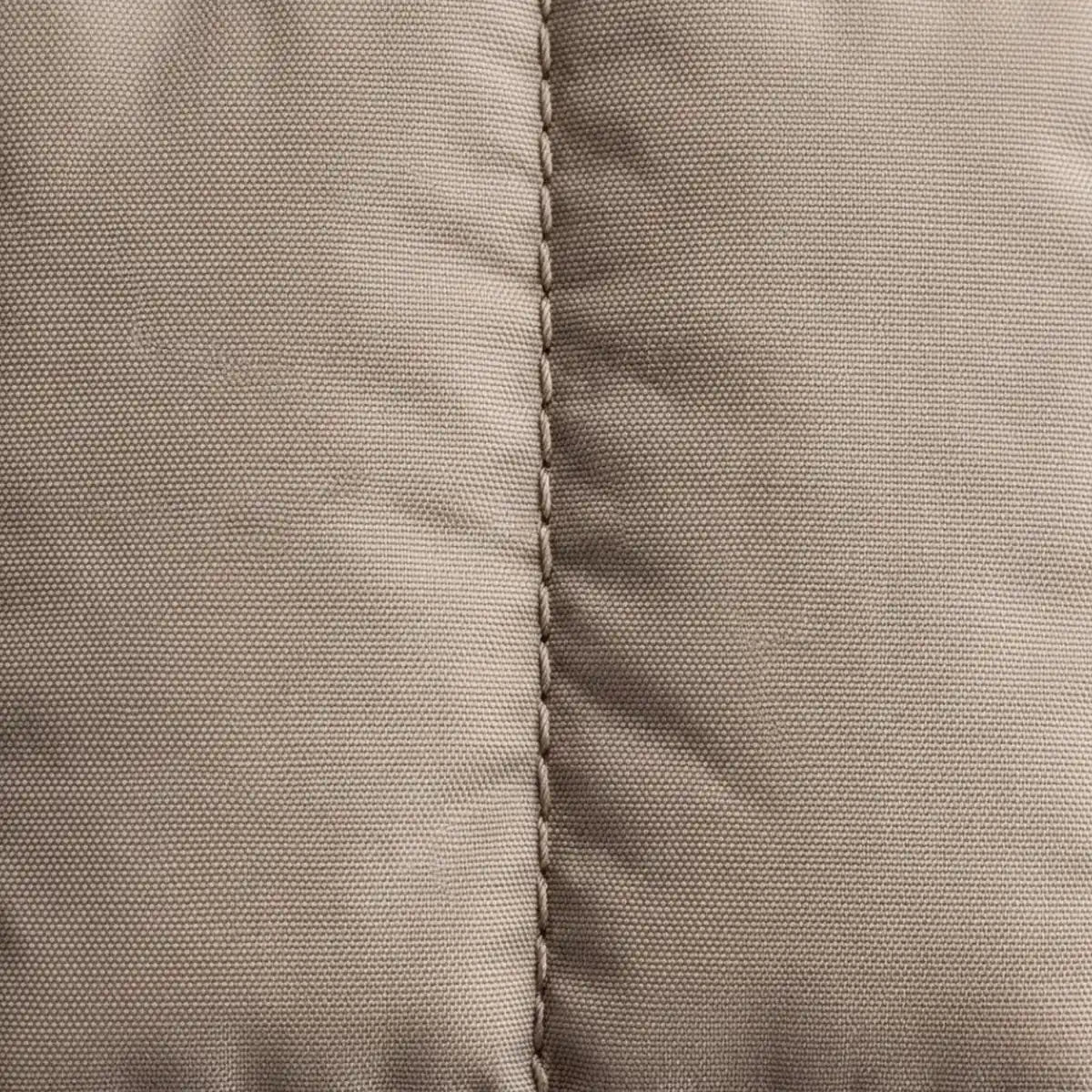 zoom sur le tissu marron du petit sac à langer minimaliste 