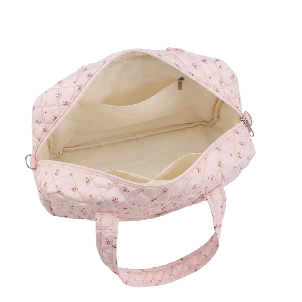 vue intérieure vide du sac à langer gaz de coton matelassé et coeur