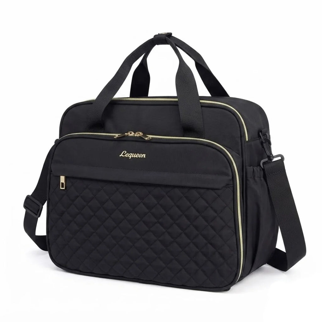 vue de 3/4 face du sac à langer noir, bandoulière réglable et empiècement matelassé losanges.