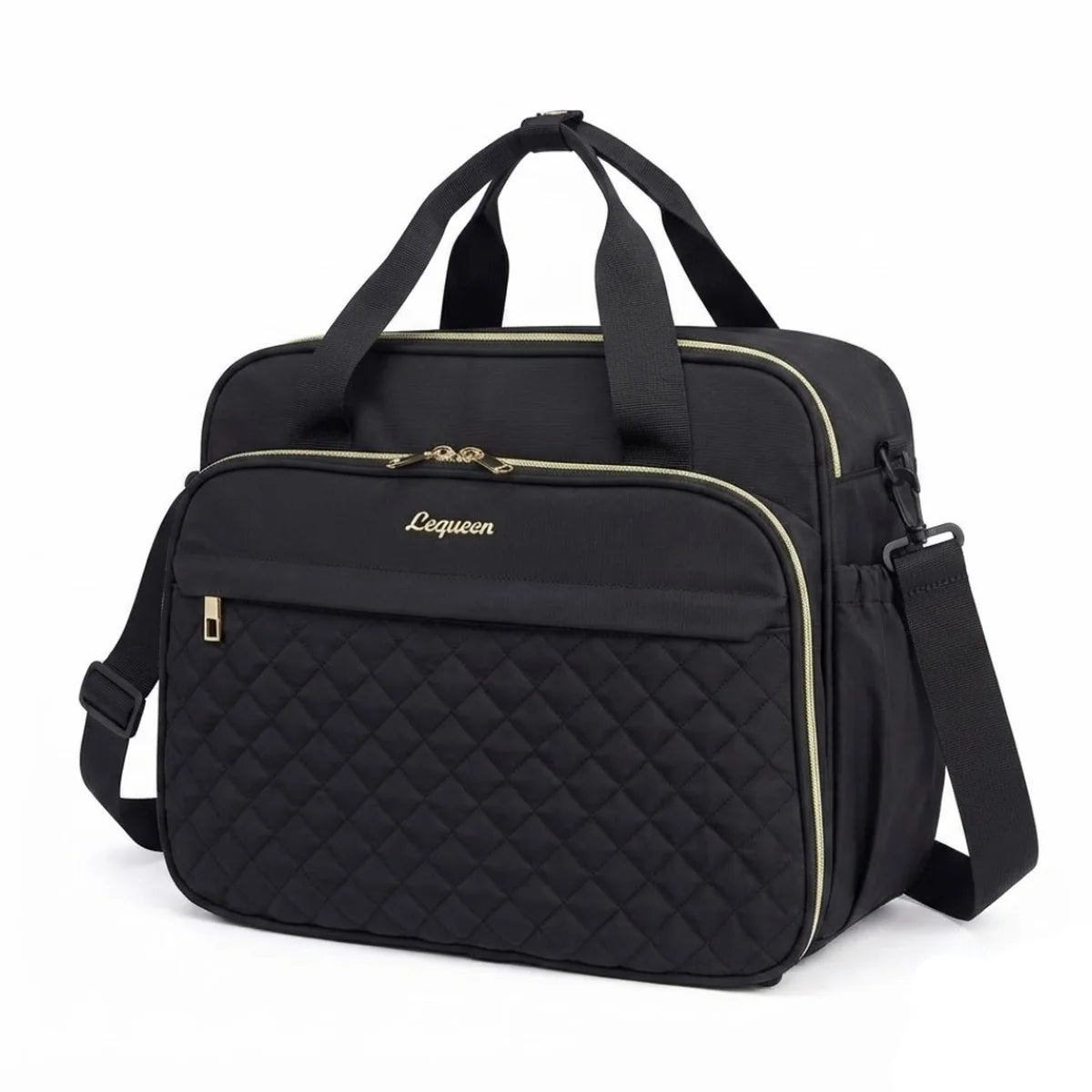 vue de 3/4 face du sac à langer noir, bandoulière réglable et empiècement matelassé losanges.