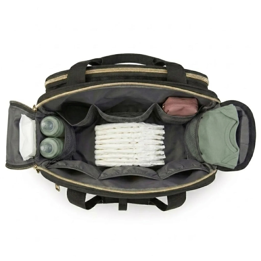 Vue intérieur du sac à langer noir basic avec biberons, couches et body bébé rangés dans les compartiments