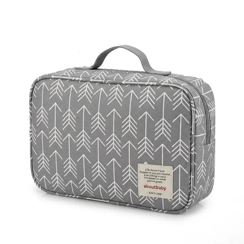 vue de 3/4 du sac à langer pour poussette organisateur gris à motif flèches