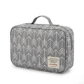 vue de 3/4 du sac à langer pour poussette organisateur gris à motif flèches