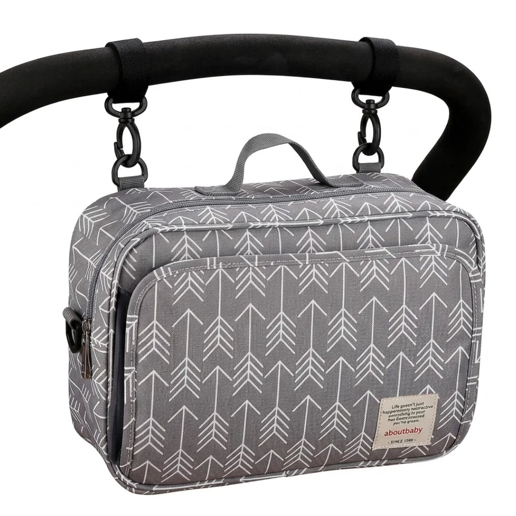 sac à langer pour poussette organisateur gris fixé sur une barre de poussette