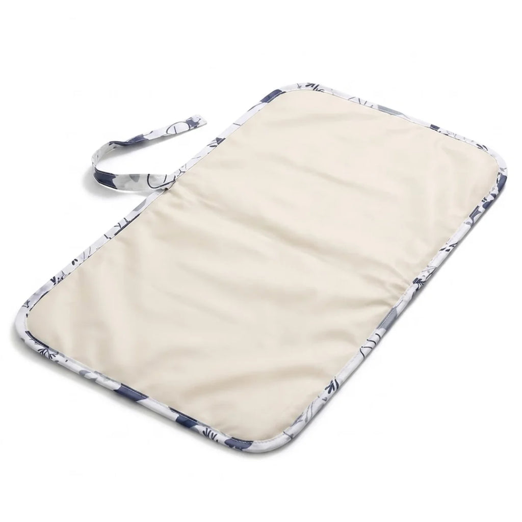 surface dépliée du tapis à langer, cadrée en angle pour donner une idée réelle de l'espace disponible une fois le tapis ouvert (30 x 60 cm), suffisant pour allonger bébé confortablement même sur une table à langer publique.