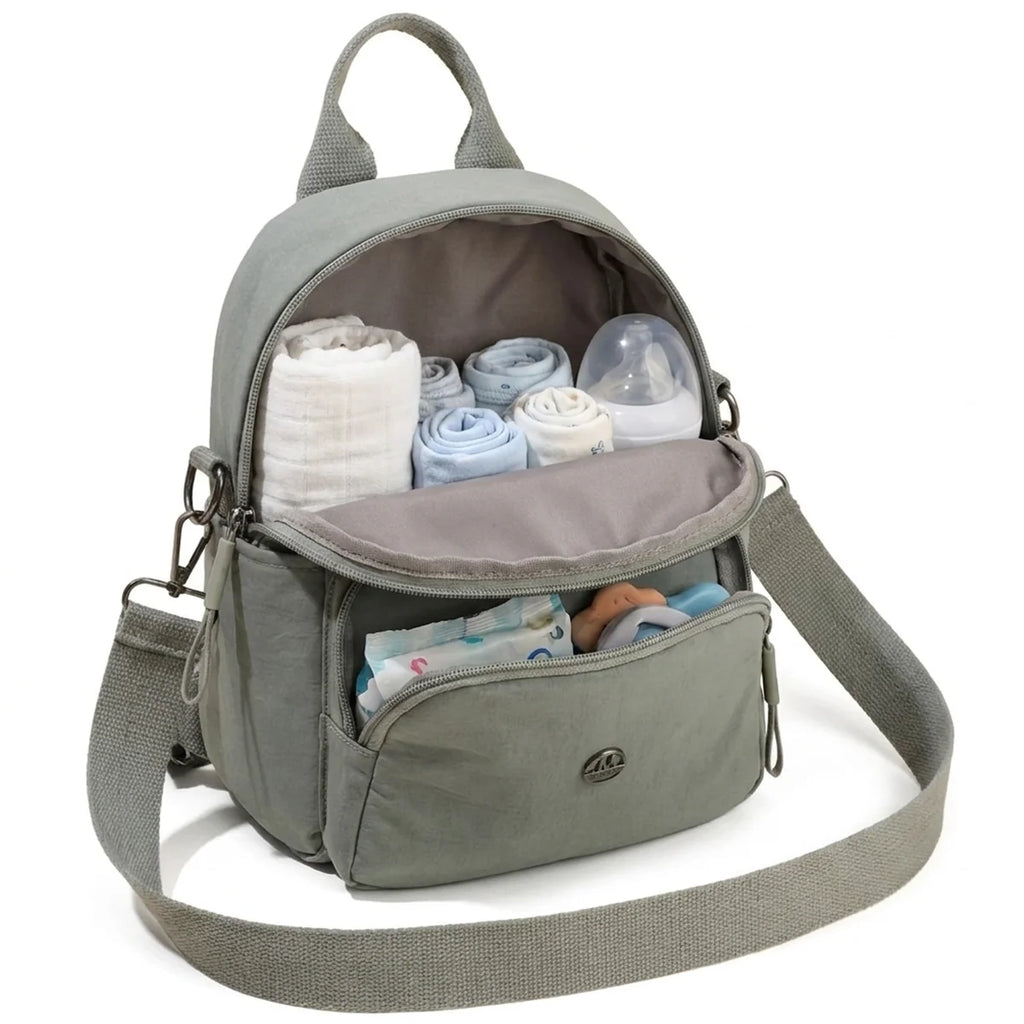 Petit sac à langer Convertible, vue de l'intérieur aménagé avec accessoires du quotidien