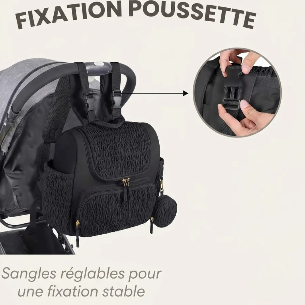 Vue du sac à langer à poches isothermes fixé sur l'armature d'une poussette, avec zoom sur le clip de fixation ajusté à la main.