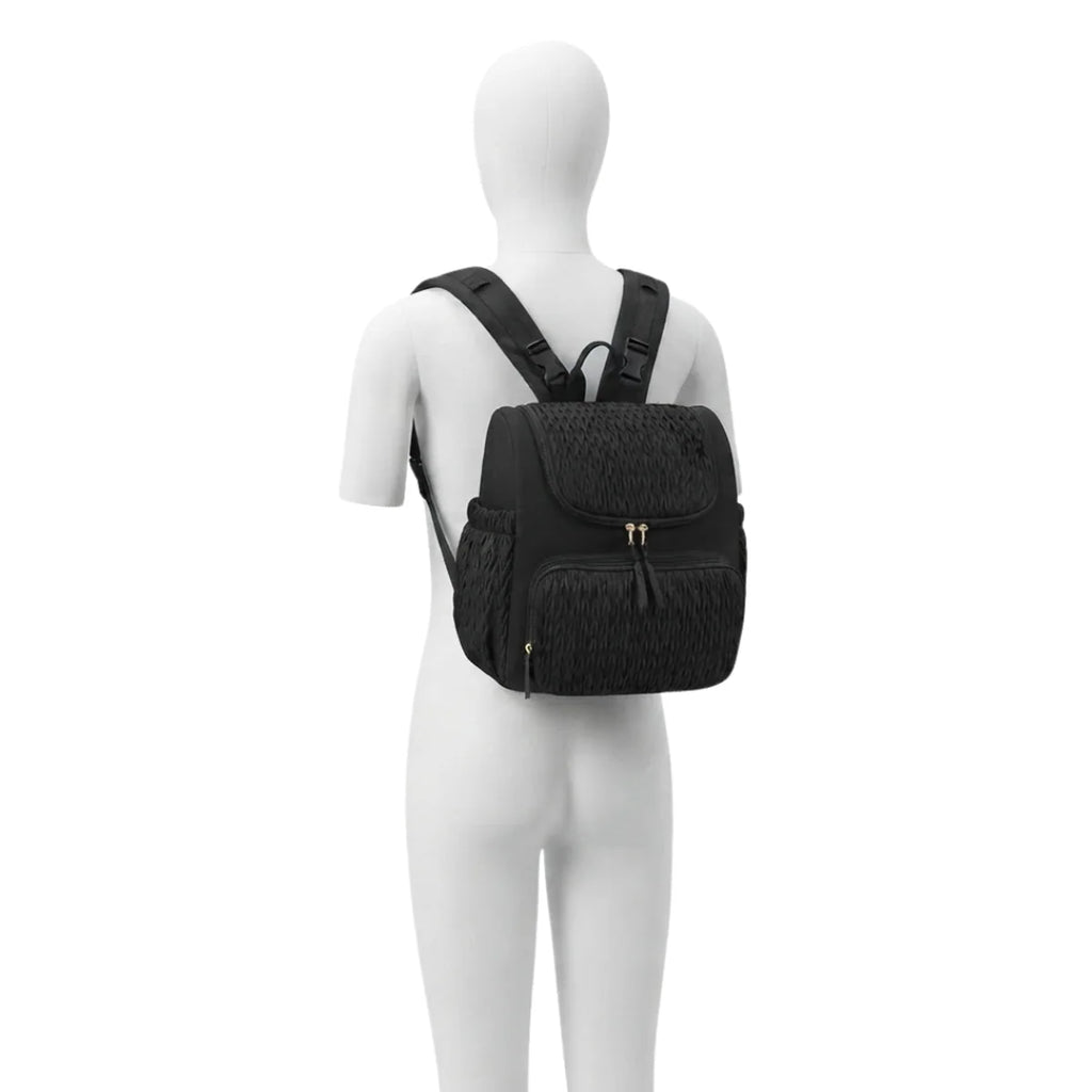 Vue du sac à langer à poches isothermes porté de dos sur mannequin neutre, sangles ajustées sur les épaules