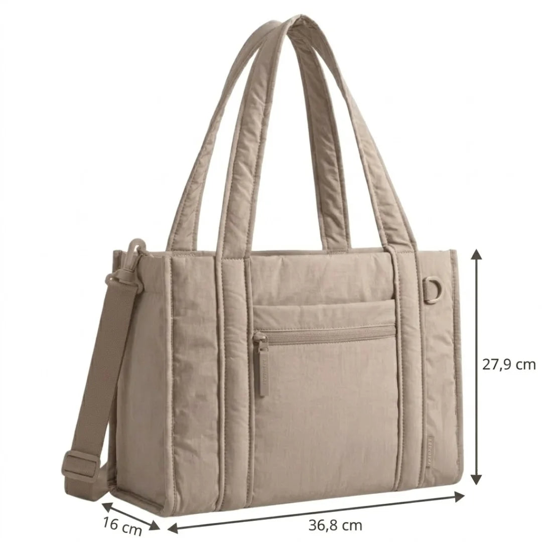 Dimensions du sac à langer beige fourre-tout : 36,8 × 16 × 27,9 cm, vue 3/4 avec annotations