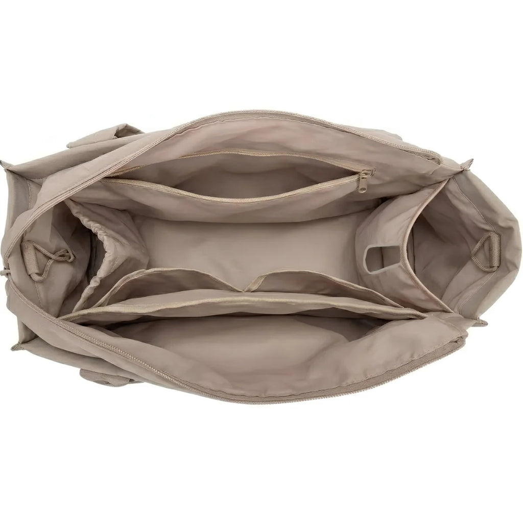 Intérieur du sac à langer beige fourre-tout, compartiments multiples, poche zippée et poche gourde vides