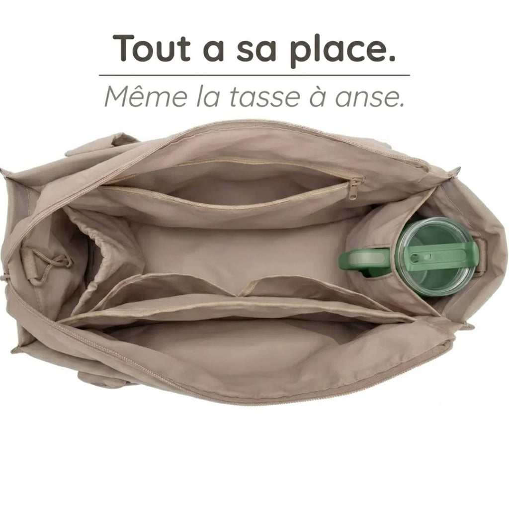 Sac à langer beige fourre-tout ouvert, poche tasse à anse avec gourde verte, organisation intérieure