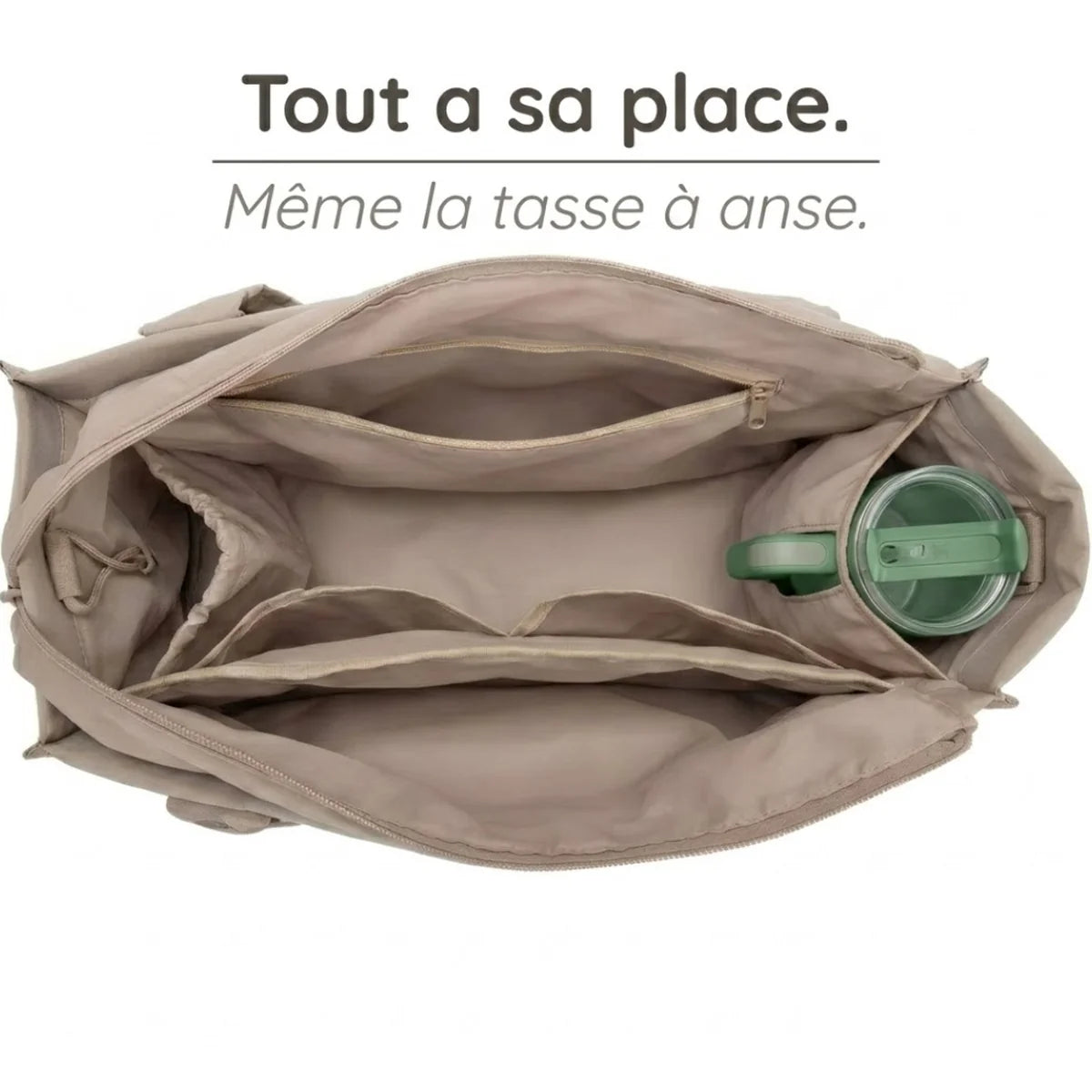 Sac à langer beige fourre-tout ouvert, poche tasse à anse avec gourde verte, organisation intérieure