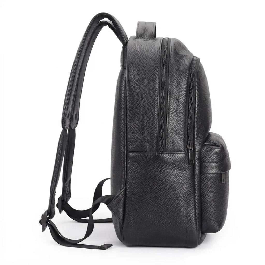 Vue du Sac à Langer en Cuir Noir Épuré de profil, montrant la poche latérale zippée et les bretelles ajustables.