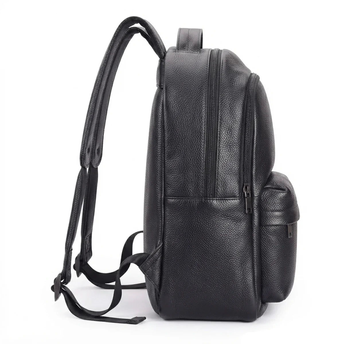 Vue du Sac à Langer en Cuir Noir Épuré de profil, montrant la poche latérale zippée et les bretelles ajustables.