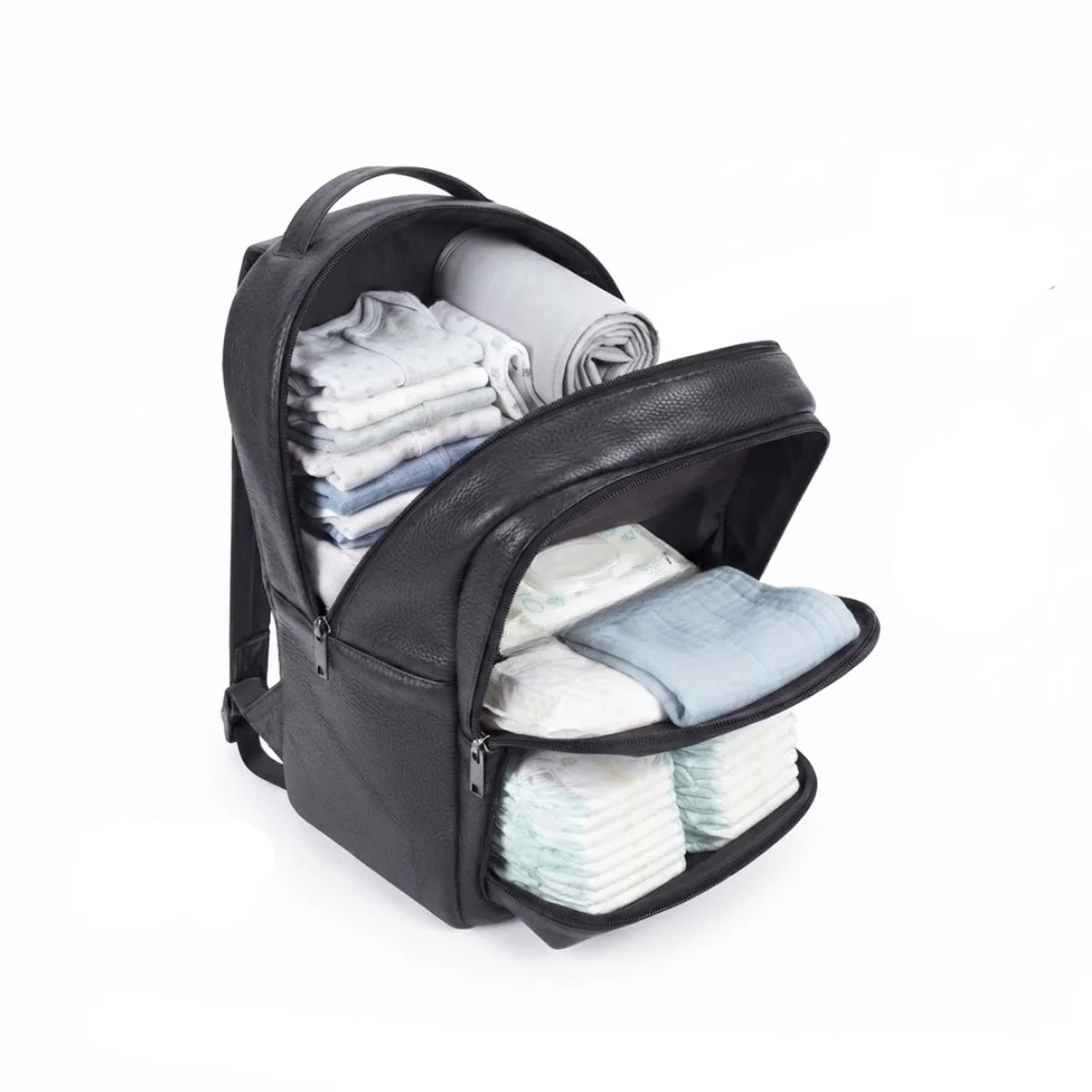 Vue du Sac à Langer en Cuir Noir Épuré ouvert, compartiments garnis de vêtements bébé, langes et couches.