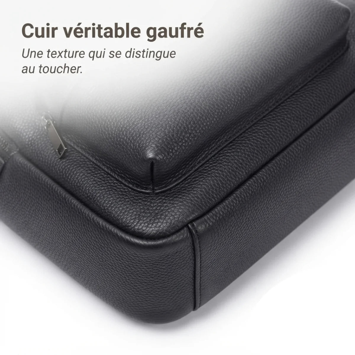 Vue du Sac à Langer en Cuir Noir Épuré en gros plan sur le grain du cuir véritable gaufré
