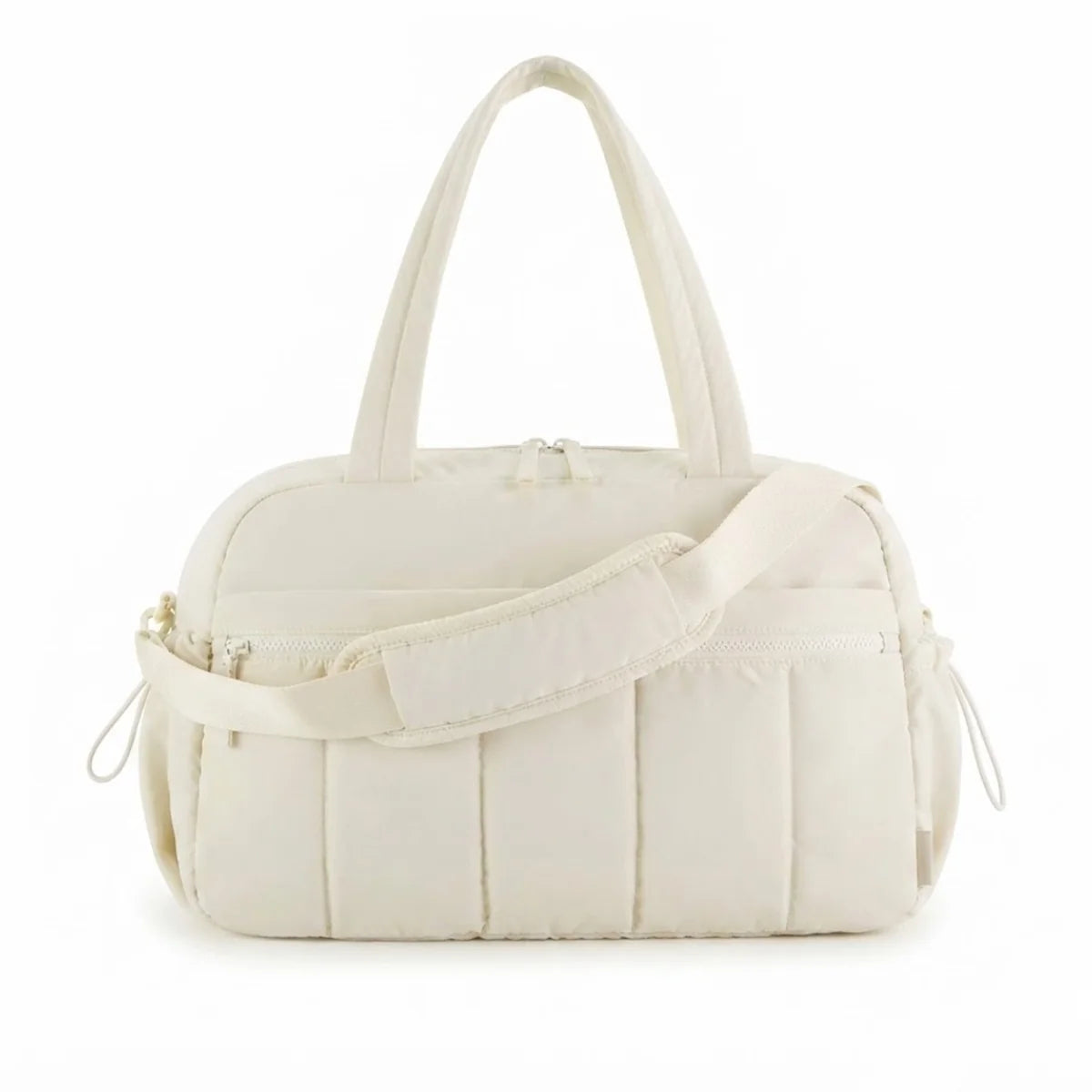 Vue du sac à langer déperlant matelassé coloris blanc/écru, vue de face avec bandoulière drapée devant.