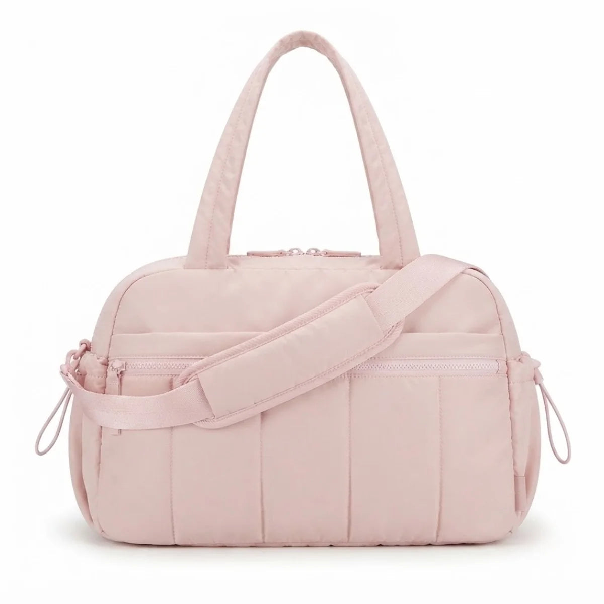Vue du sac à langer déperlant matelassé coloris rose, vue de face avec bandoulière drapée devant.