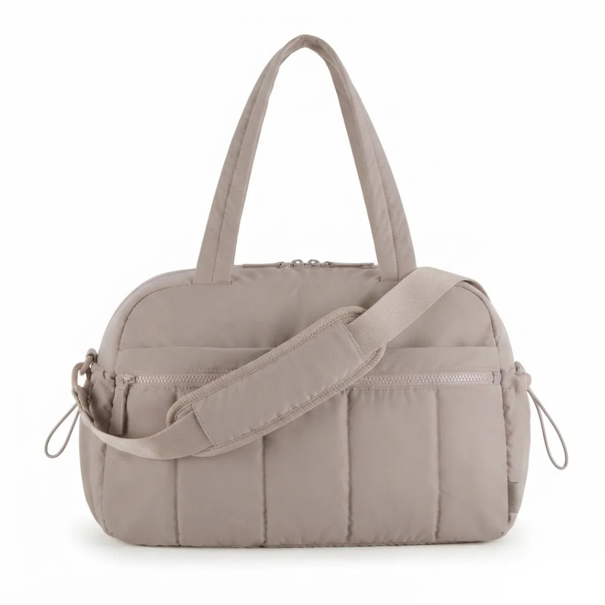Vue du sac à langer déperlant matelassé coloris taupe, vue de face droite, angle légèrement différent.