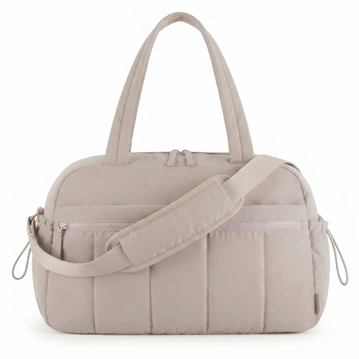 Vue du sac à langer déperlant matelassé coloris taupe, vue de face droite.