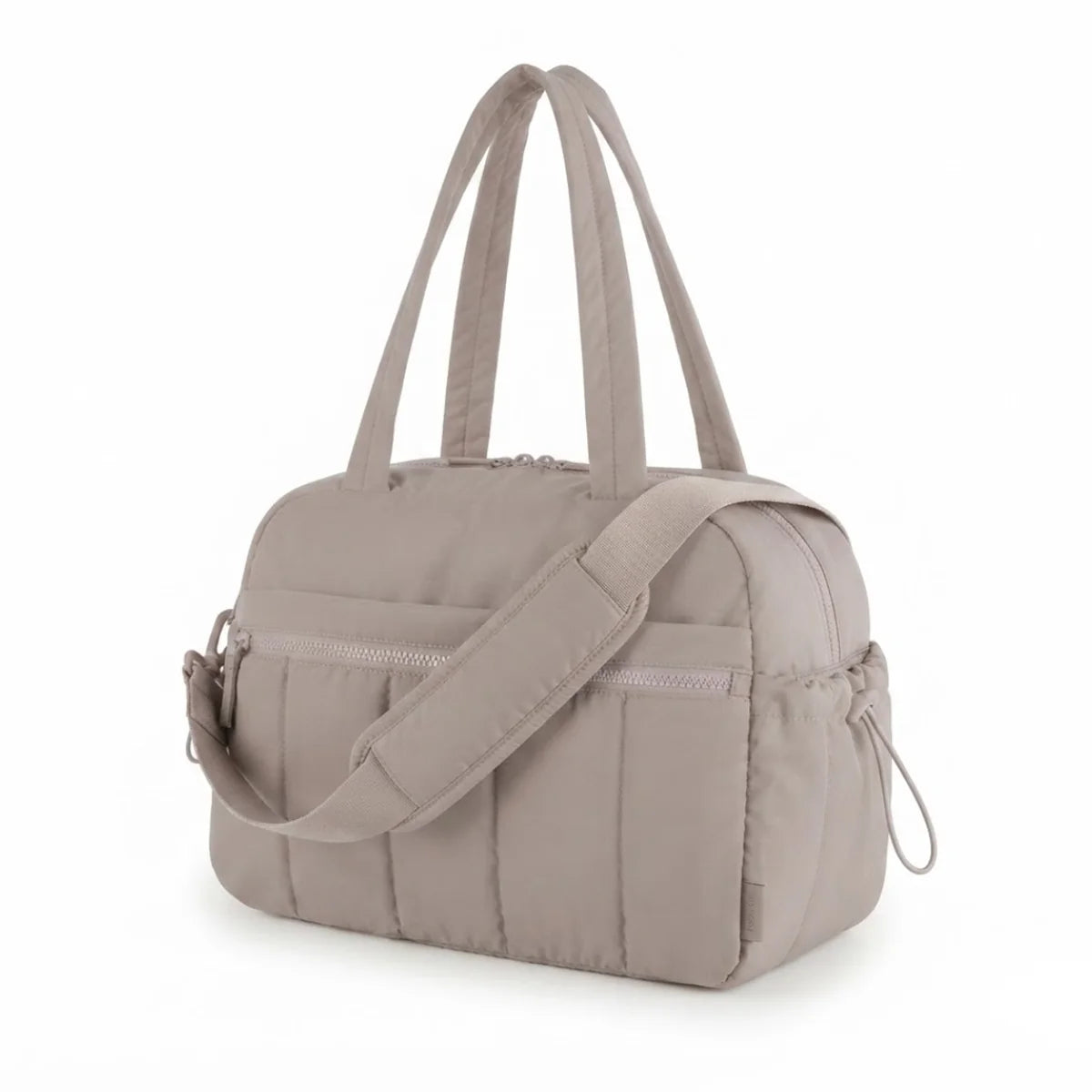 Vue du sac à langer déperlant matelassé coloris taupe, vue de trois quarts avec bandoulière visible.