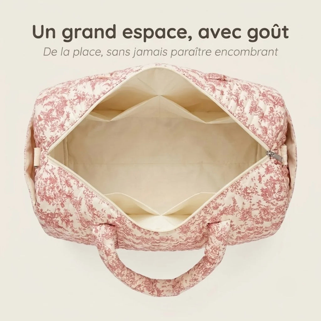 Vue du sac à langer fille floral grand format ouvert, en plongée, compartiment principal spacieux, doublure intérieure écrue, mise en avant de l'espace disponible.