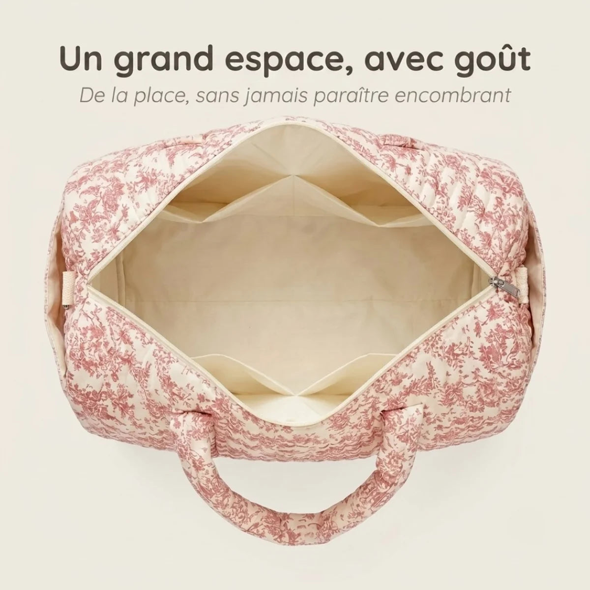 Vue du sac à langer fille floral grand format ouvert, en plongée, compartiment principal spacieux, doublure intérieure écrue, mise en avant de l'espace disponible.