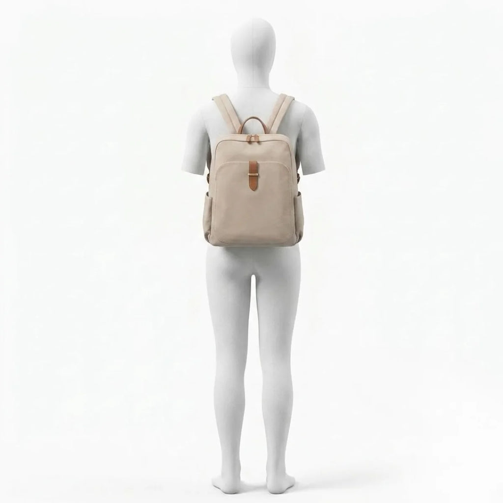 Vue du Sac à Langer Tissu Compact porté de dos sur les deux épaules, montrant le maintien du sac une fois en usage.