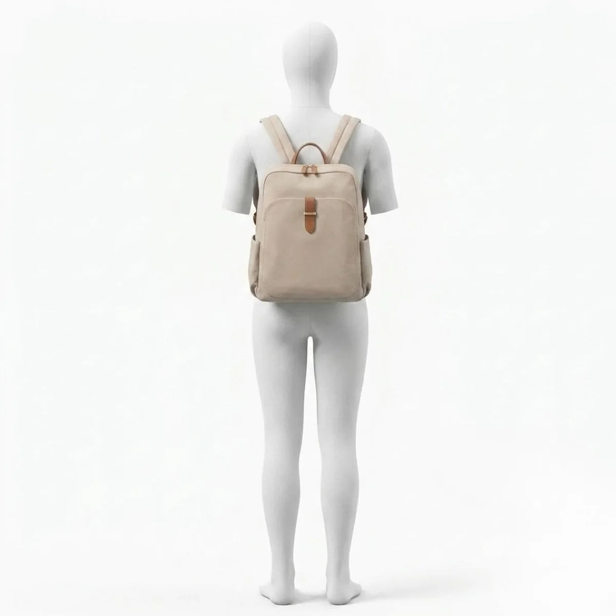 Vue du Sac à Langer Tissu Compact porté de dos sur les deux épaules, montrant le maintien du sac une fois en usage.