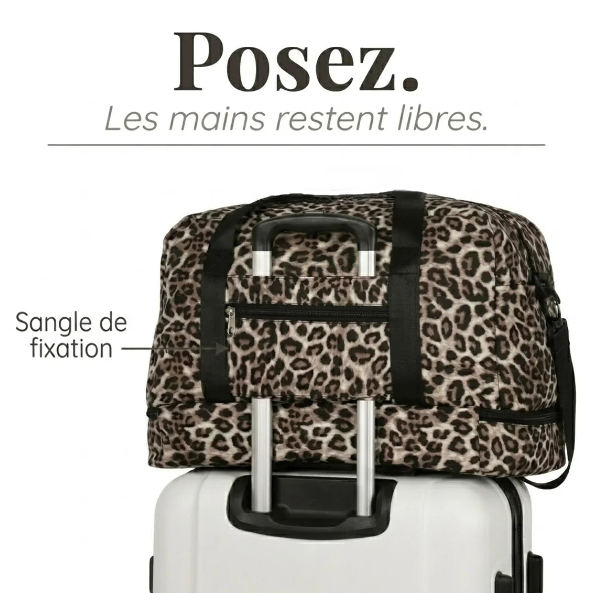 Sac à langer léopard posé sur valise trolley, sangle de fixation dorsale, mains libres