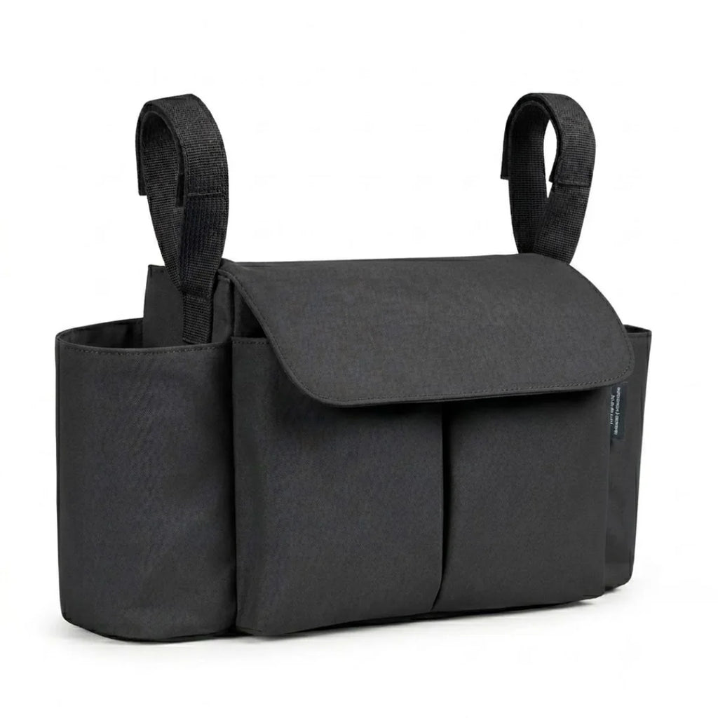 Vue de 3/4 face du sac à langer poussette à rabat protecteur.